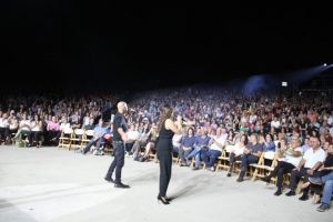 רמי קליינשטיין וקרן פלס מופיעים על במה באירוע באמפי תיאטרון של פארק לטרון