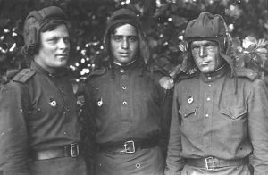 יון דגן (באמצע) בשירותו בצבא האדום. "אצלנו היה בדיוק מה שהיה בעמק הבכא, אבל בלי טנקים ישראלים"המשפחה