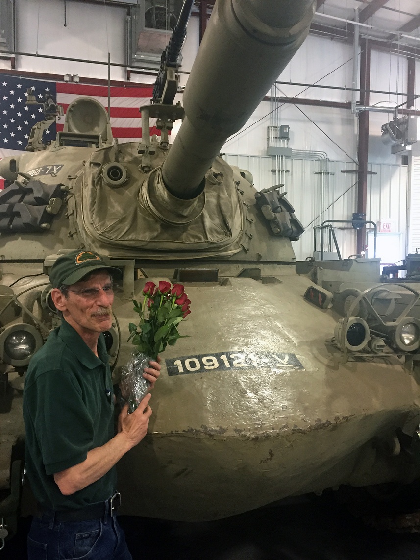 Jeff Ehrlich מניח ורדים