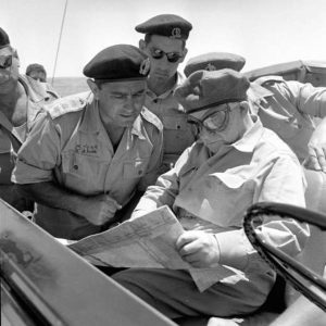 אל"מ יצחק פונדק, מפקד גייסות השריון משמאל עם שר הביטחון, דוד בן-גוריון, ורחבעם זאבי, מאי 1956