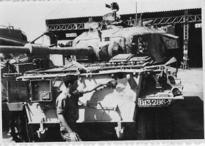 בני הספל ליד הטנק הפגוע 1968