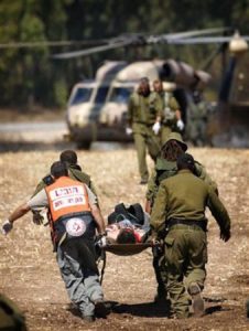 פינוי חייל פצוע לבית חולים בגבול לבנון. צילום: איי-פי AP
