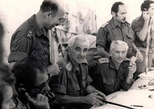 תא"ל אורי בן ארי (יושב במרכז) בחפ"ק פיקוד דרום במלחמת יום הכיפורים