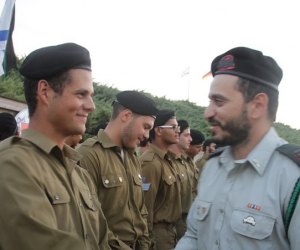 עומר (משמאל) בסיום קורס מפקדי טנקים