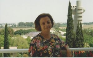 חגית במרפסת ביתה, 1994