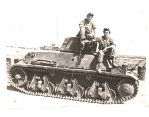 טנק הוצ'קיס של פלוגה א מגדוד 82 לאחר כיבוש שדה התעופה לוד במהלך מבצע דני. משמאל גרישה פוליאקוב, מימין אליהו פסט. 