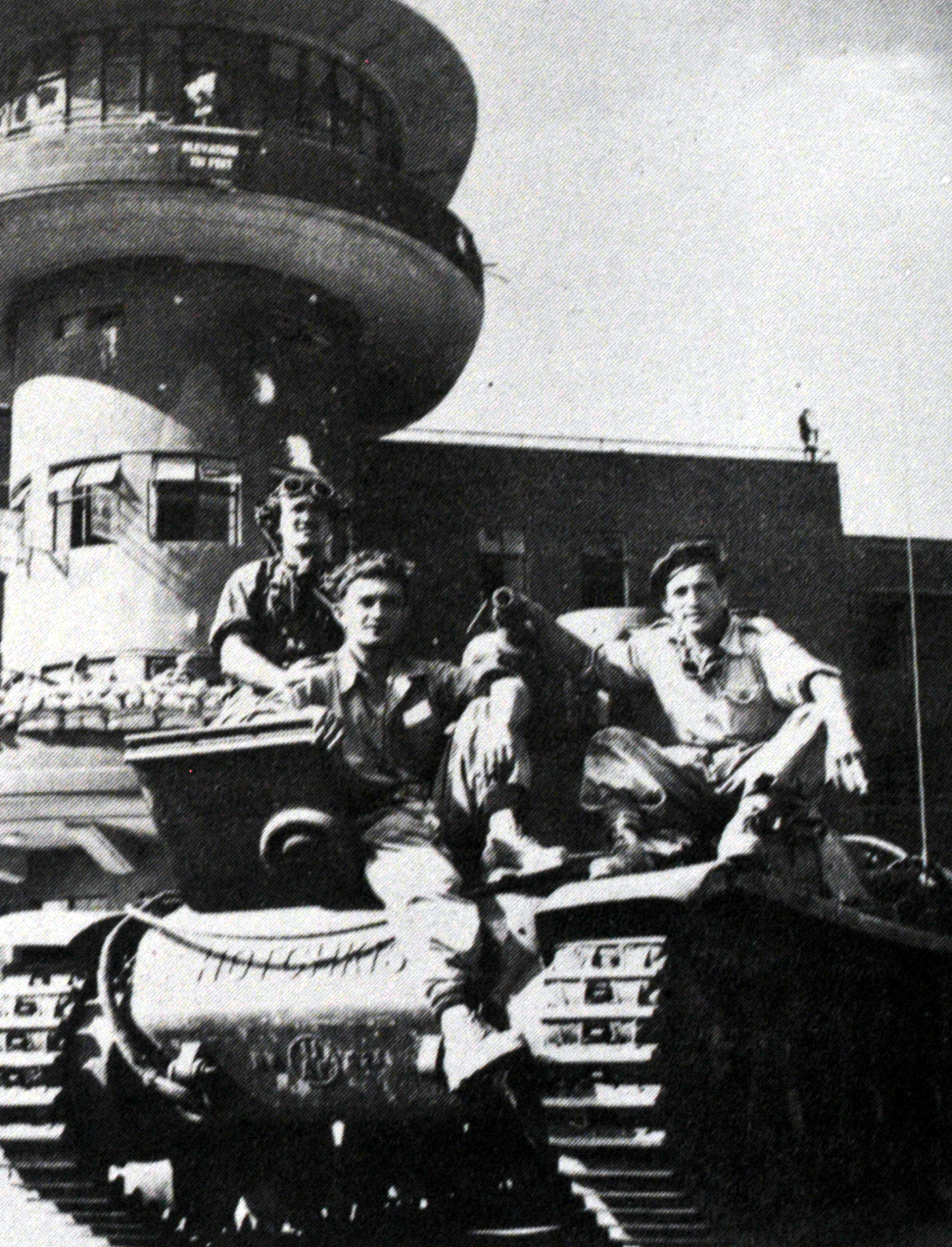 טנק הוצ'קיס וצוותו לאחר כיבוש שדה התעופה לוד ע"י גדוד 82. משמאל, הצטרף לצילום אחד מאנשי הצוות של טנק הקרומוול מספר 457 מפלוגה ד'