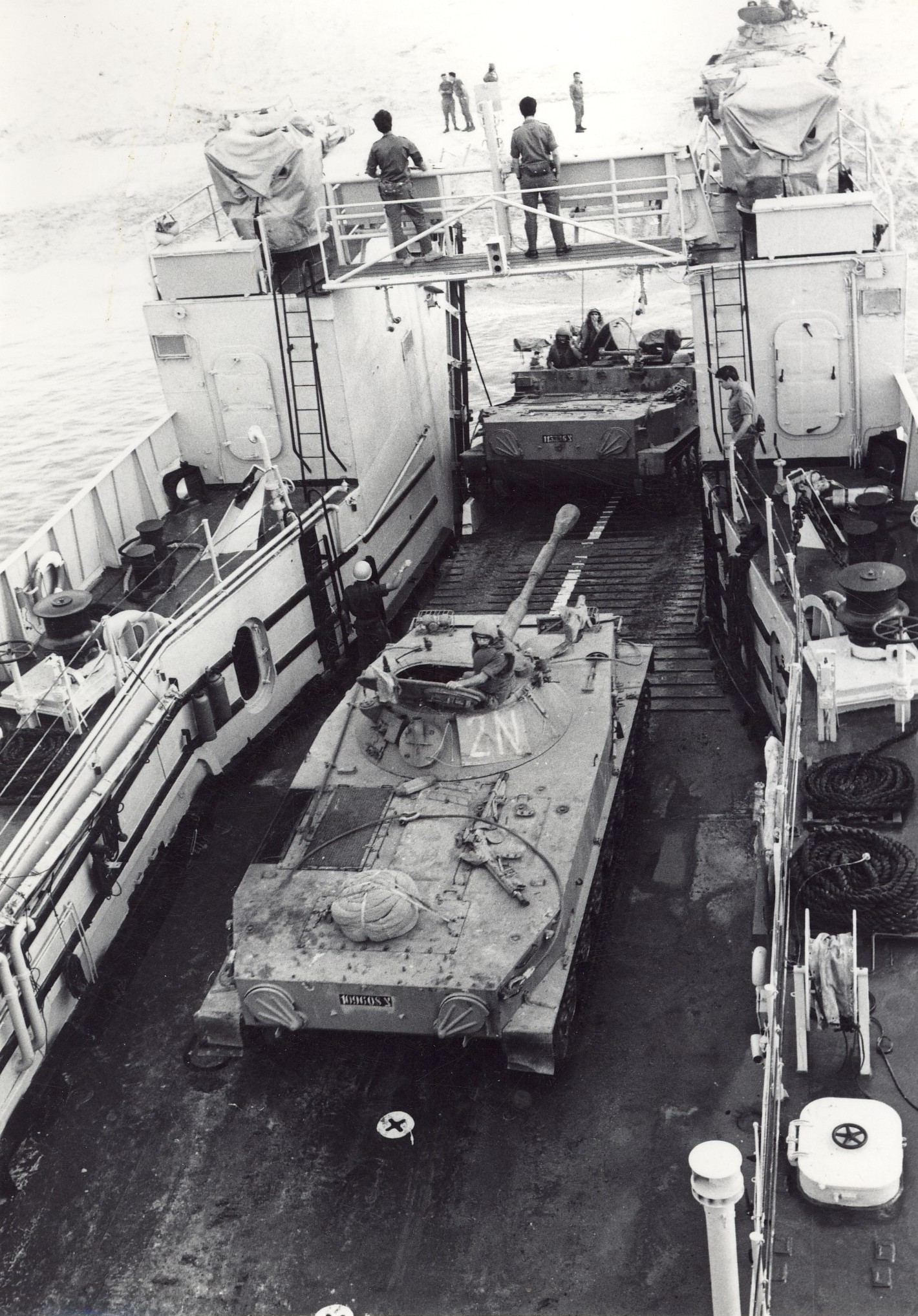 טנקים מסוג PT76 לפני ירידה מנחתת חיל הים