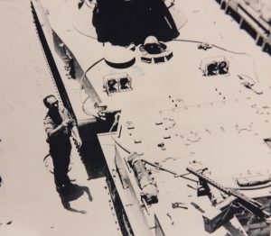 יואל גורודיש ע"ג נחתת עמוסה בטנקים אמפיביים PT76