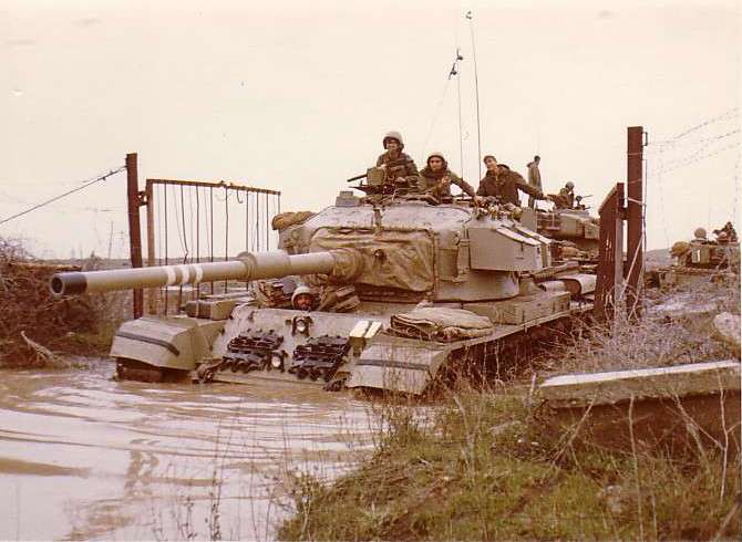 טנק שוט של חטיבה 188 חוצה את הגדר בחזרה לשטח רמת הגולן