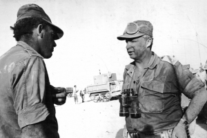 האלוף אריאל שרון (מימין) וששון יצחקי בסיום הקרב על נח'ל במלחמת ששת הימים