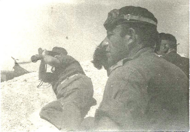 ששון יצחקי (מימין) ושר הביטחון משה דיין (שוכב עם משקפת) במוצב המזח במלחמת ההתשה