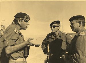 מפקד חטיבה 401 עם תא"ל מנחם "מנדי" מרון ואלוף שלמה "צ'יץ' להט, בסיני