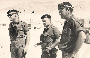 אל"ם ששון יצחקי - מפקד חטיבה (מימין) עם אלוף אברהם אדן 'ברן' ותא"ל שלמה צ'יץ' להט