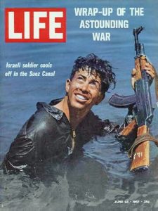 שער עיתון LIFE - ההתמונה המפורסמת של  יוסי בן חנן טובל בתעלת סואץ לאחר מלחמת ששת הימים