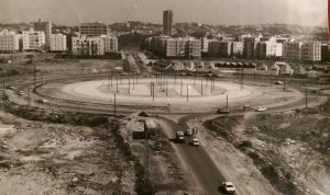 הקמת החניון בכיכר המדינה 1967, ניתן להבחין במספר 11 בלבן במרכז העיגול 