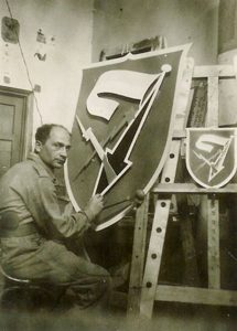 הצייר רוט מצייר את סמל חטיבה 7 במחנה 80 , פברואר 1949