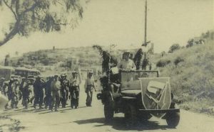 חטיבה 7 בחגיגות ל"ג בעומר במירון, 1949. התג נישא ע"י ג'יפ