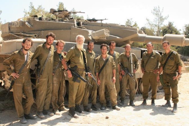 עם הצוותים של מפקד המחלקה סרן (במיל') דורון לביא סגלסון (שלישי מימין), המג"ד יריב (שני מימין) והרב החטיבתי סא"ל (במיל') גדעון לנגמן (רביעי משמאל)