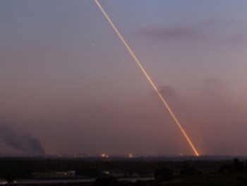 "גם צמצום הירי הצליח". שיגור רקטה אל שטח ישראל. צילום: רויטרס