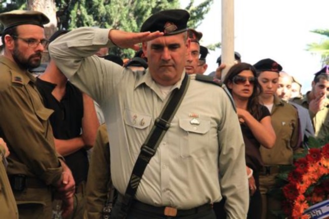 קצין השריון הראשי תא"ל שמואל אולנסקי בהלוויה של סרן דמטרי לויטס ז"ל