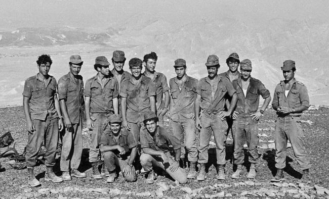 אחוות לוחמים תחת אש תופת. צוות איתמר, 1972 (שביעי מימין: אבי דיכטר)