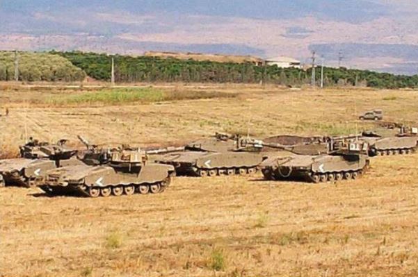 טנקי מרכבה בשדה מדרום למטולה במלחמת לבנון השנייה. הטיעון נגד הטנקים שעבר זמנם, כיוון שהם מתוכננים ללחימה של שריון בשריון, ואילו העוצמה האווירית מייתרת למעשה קרבות כאלה, היה חלק מההיגיון שעמד מאחורי חוסר המוכנות של צה"ל בלבנון ב־2006