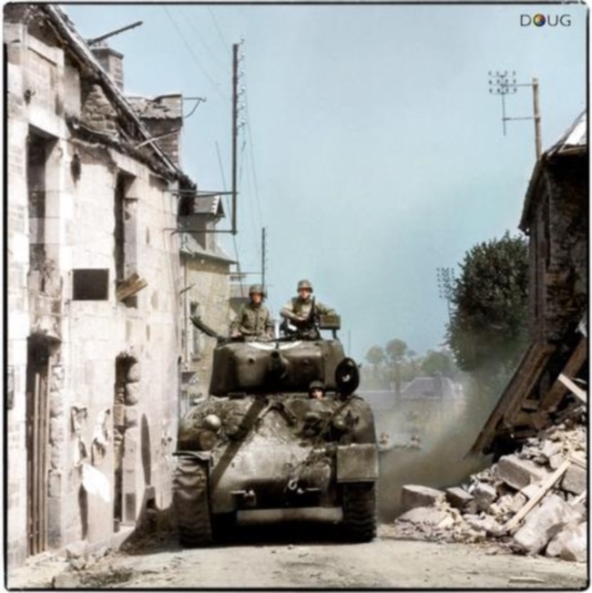 טנק שרמן מיודענו, מסוג M4A1 חמוש בתותח 76 מ"מ עובר דרך Saint-Sever-Calvados בנורמנדי, אוגוסט 1944