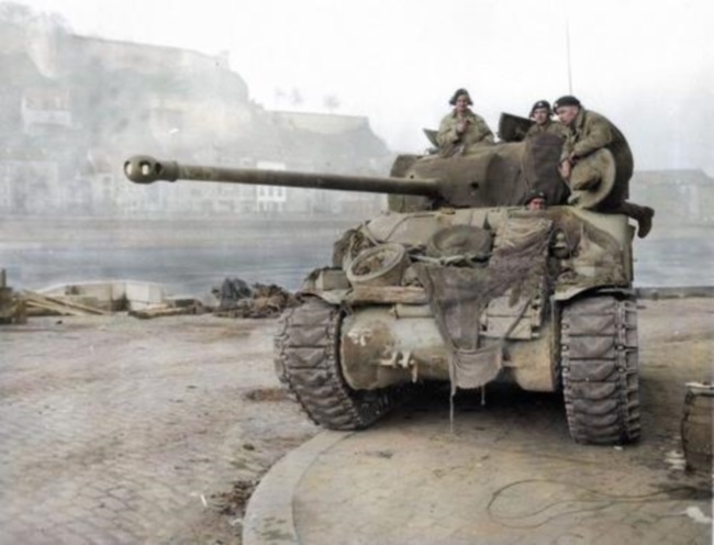 טנק שרמן אמריקאי חמוש בתותח 17 ליטראות ליד הנהר Muese שבבלגיה, 25 בדצמבר 1944