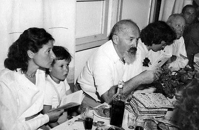 פסח 1949, ליל הסדר אצל יגאל אלון בגינוסר. משמאל לימין: מרגוט, יורם, יצחק, רות אלון ואחריה פייקוביץ' (אביו של יגאל)