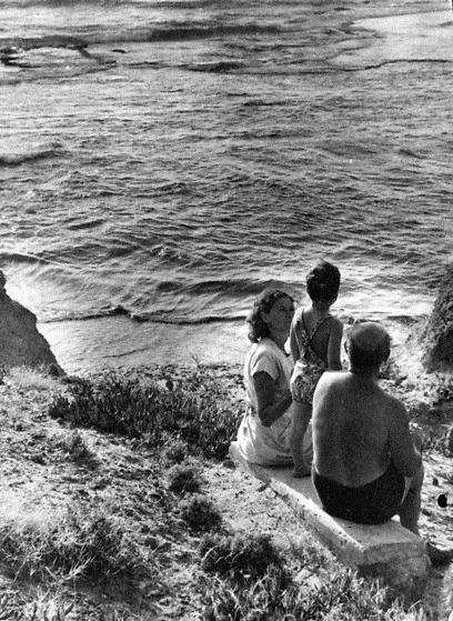 1949, יורם עם הוריו בספסל לרגלי ביתם משקיפים אל הים