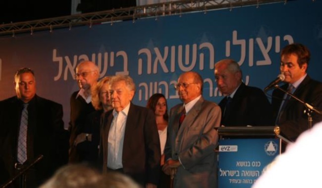 ד"ר יצחק ארד (במרכז) במעמד קבלת "עיטור האור"