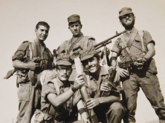 הכהן, משמאל, וחבריו ליחידה במלחמת יום הכיפורים. צילום: אלי דסה