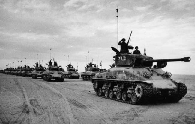 המ"פ משה בריל בראש פלוגתו בטנק ששמו ברק, בתקופת מלחמת סיני. צילום ויקיפדיה