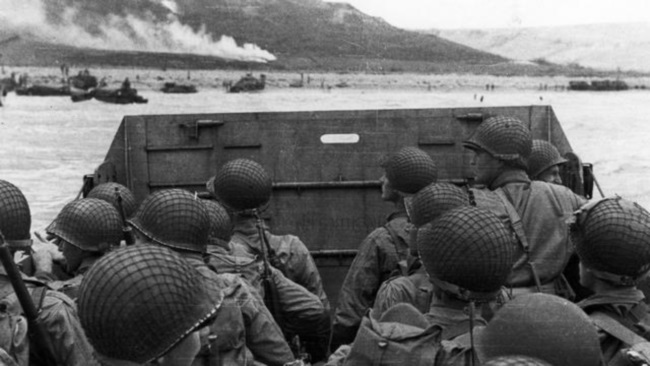 חיילים בנחתת אמריקאית מתקרבים לחוף בשלב הפלישה לנורמנדיה