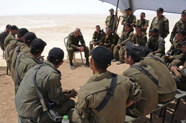 תורג'מן מדבר עם חיילים (צילום: ביטחון היבשה)