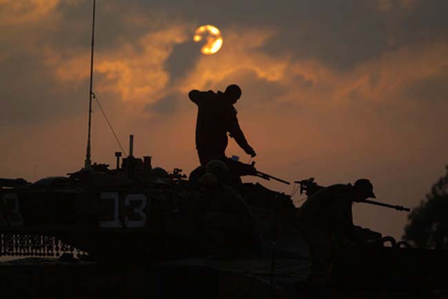 חייל בשטח התכנסות מחוץ לרצועת עזה בזמן "עמוד ענן" (צילום: רויטרס)