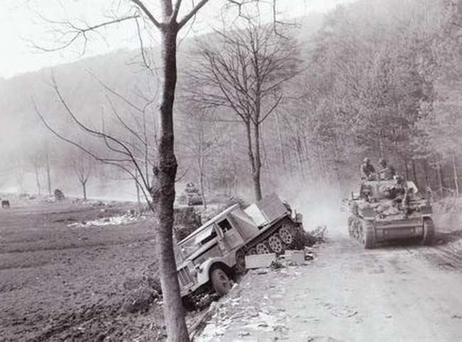 טנק של בעלות הברית ליד משאית גרמנית זחלית למחצה