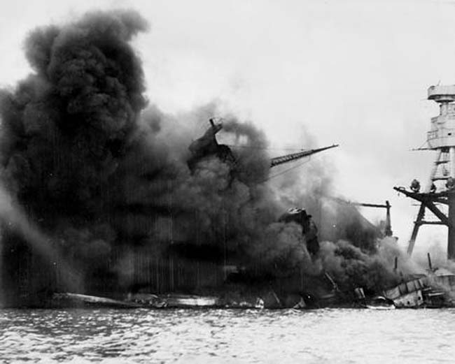 אוניית המערכה אריזונה בוערת לאחר המתקפה היפנית על פרל הרבור