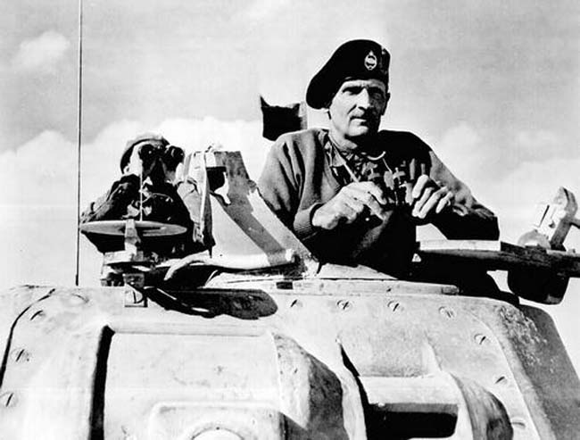 פילדמרשל ברנרד מונטגומרי משקיף על כוחותיו, נובמבר 1942, בקרב על-עלמיין