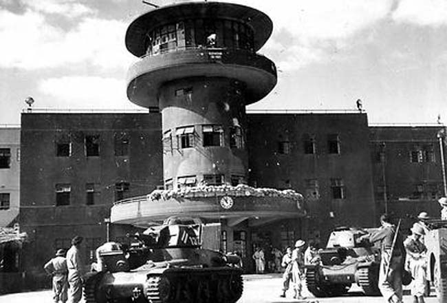גם שדה התעופה לוד נכבש. בתצלום טנקי ההוצ'קיס של גדוד 82 ליד מגדל הפיקוח.