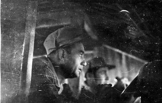 במשך הקרבות בקיץ 1948, סבלו יישובי הנגב ממצור מתמשך. באמצע חודש אוקטובר 1948 הוחלטו על 'מבצע יואב' לפתיחת הדרכים לנגב הנצור. על חטיבה 8 הוטלה המשימה לכבוש את הכפרים והמוצבים המצריים בסביבות עירק-מנשיה וצומת הדרכים פלוג'ה. בתצלום: מג"ד 82, פליקס באטוס, בתצפית מעמדה ליד קיבוץ גת בתכנון הקרב.