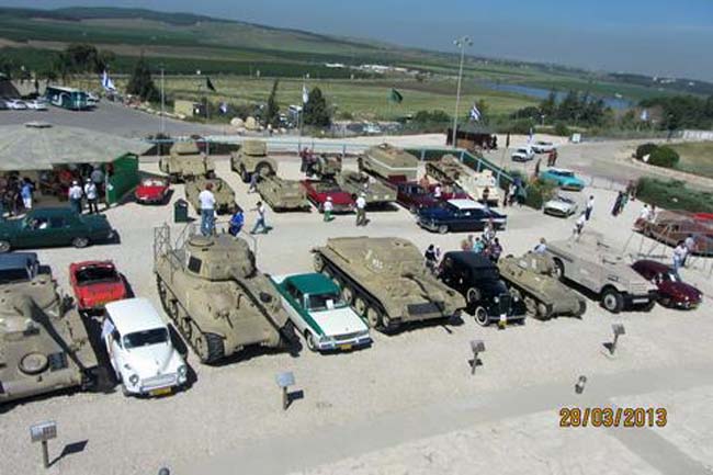 מכוניות של מועדון החמש פרוסות בין הטנקים שבמוזאון