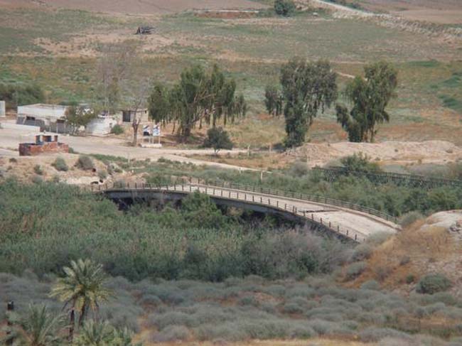 גשר אדם - מבט מזרחה אל עבר שטח ירדן