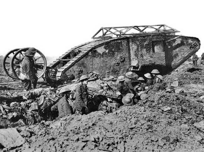 הטנק הבריטי סימן 1 זכר (עם תותחים) בקרב ה"סים" 25 בספטמבר 1916. הופעה ראשונה בעולם