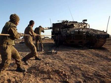 חיילים מכינים טנק לקראת פעולה אפשרית בעזה צילום: אי-אף-פי