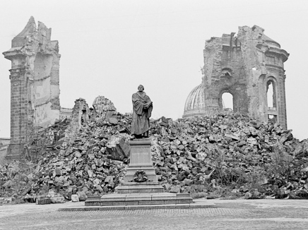 הריסות כנסיית "גבירתנו" בעיר דרזדן, שנחרבה בהפצצות בעלות הברית בפברואר 1945. צילום: אי-פי