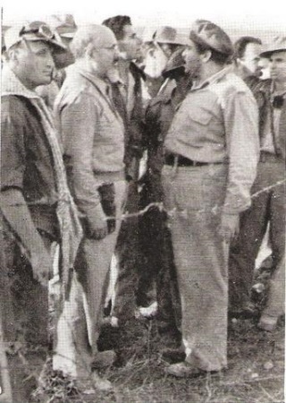 יצחק שדה (משמאל) עם מפקד מצודת עיראק סואידן לאחר כיבושה, 9 בנובמבר 1948.