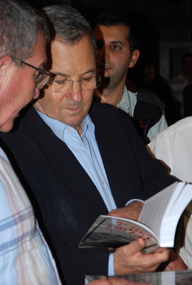 שר הביטחון אהוד ברק מעיין בעותק הספר בערב ההשקה