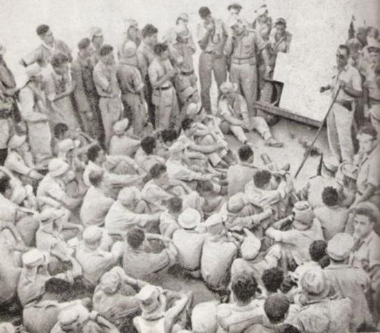 משה דיין מדריך את חייליו (גדוד הקומנדו) לפני הפריצה ללוד במבצע דני. מקור: ויקיפדיה